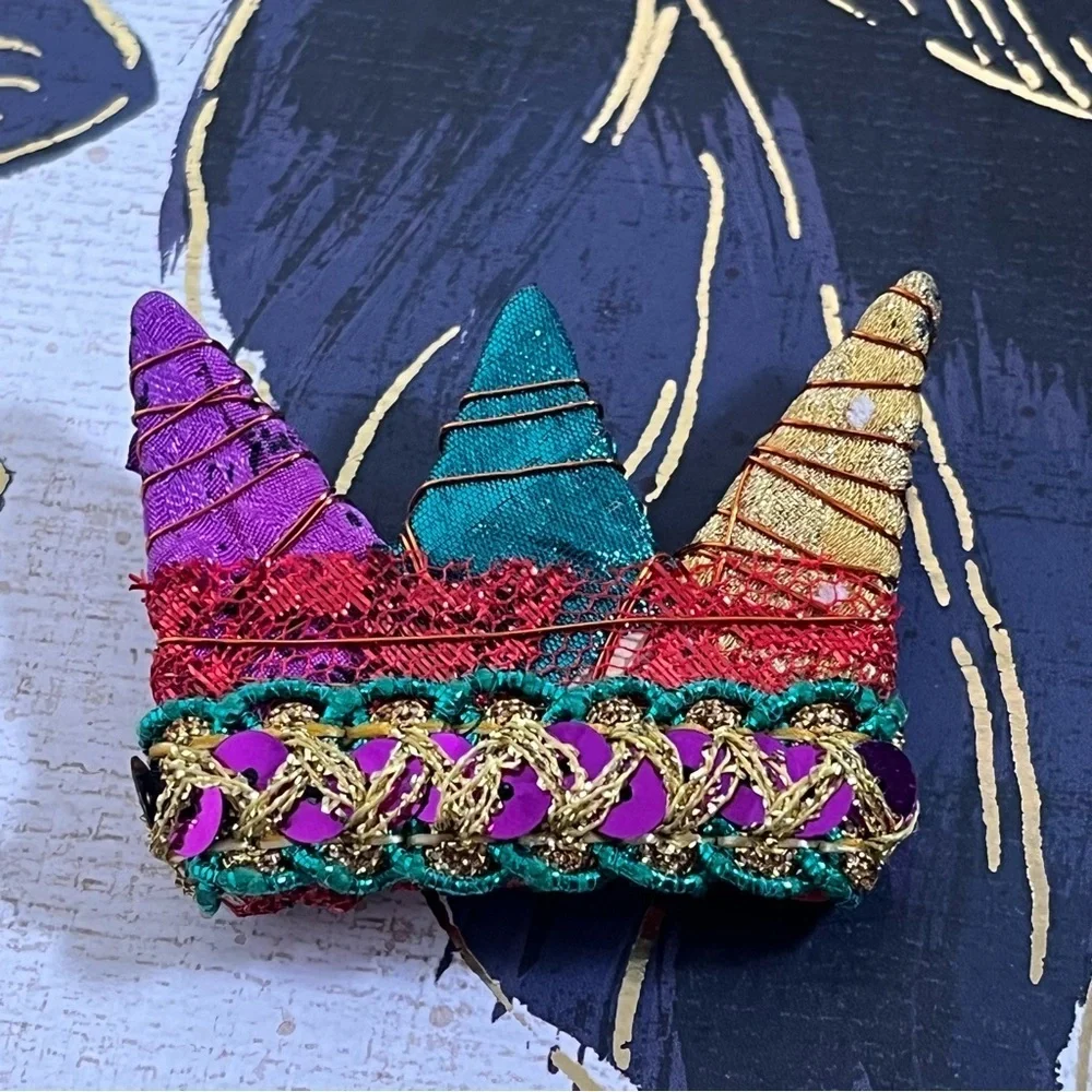 Estate Handmade Colorful Gold Wire Wrapped Mardi Gras Crown Brooch Pin A1